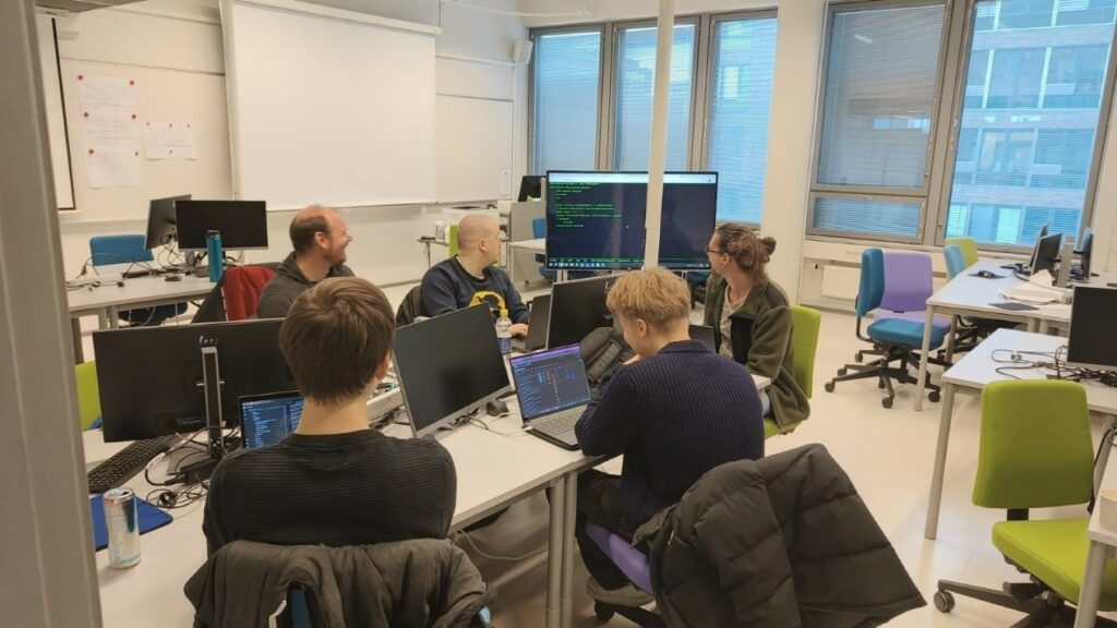 Solita ryhmän työskentelyä Haaga-Helian Softala ohjelmistotuotantolabrassa. 